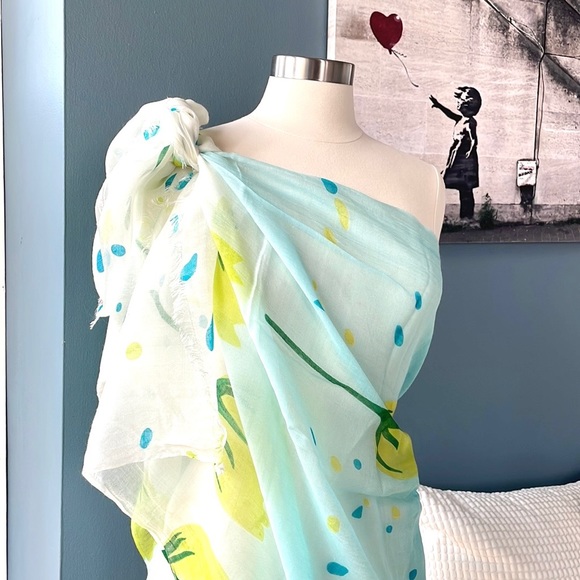 Beautiful garden print scarf - Picture 5 of 9